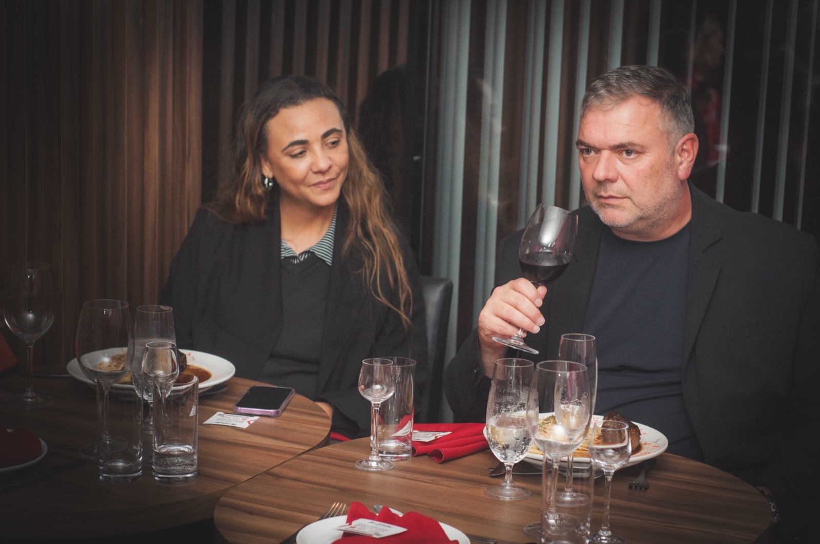 Executivos reunidos à mesa durante jantar corporativo no El Vinos Gastrowine