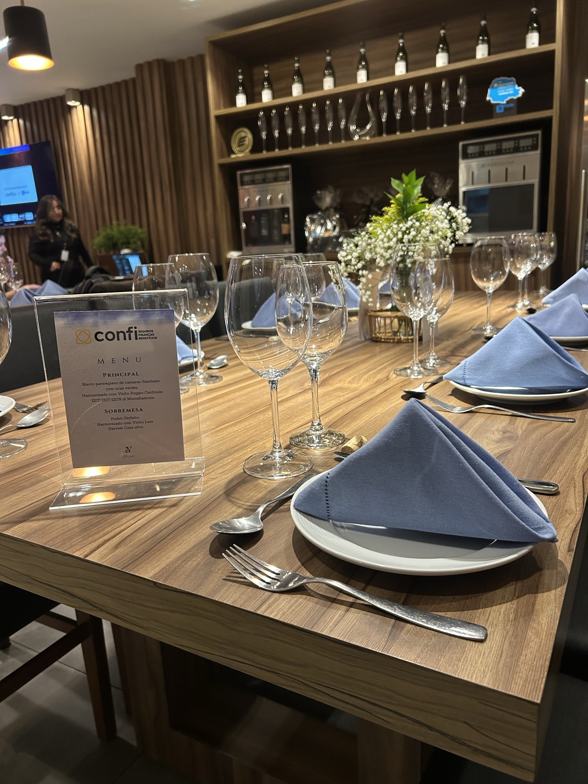 Menu personalizado e mesa posta para jantar de evento de vendas em Curitiba