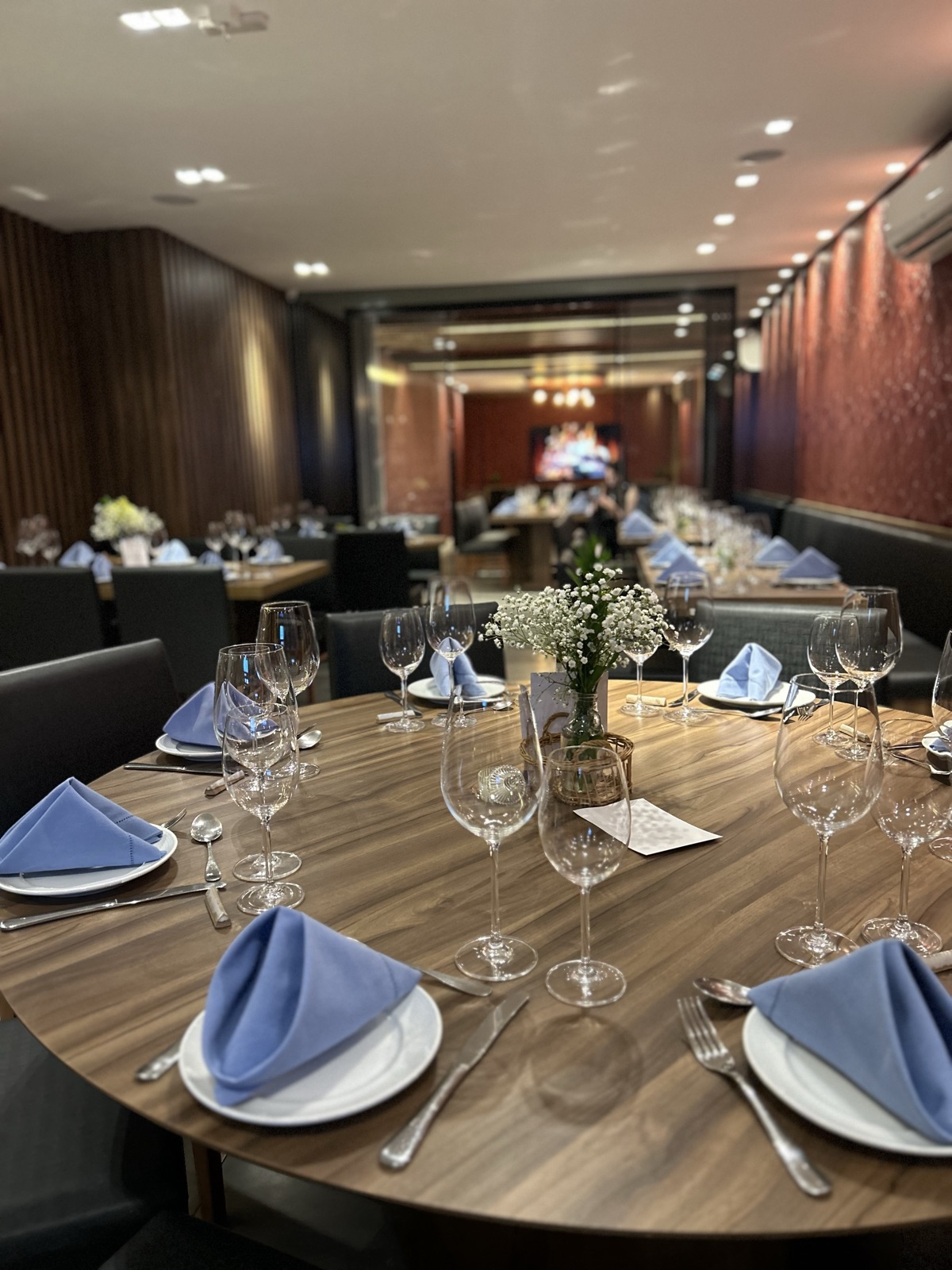 Salão privativo do El Vinos personalizado para evento corporativo com apresentação