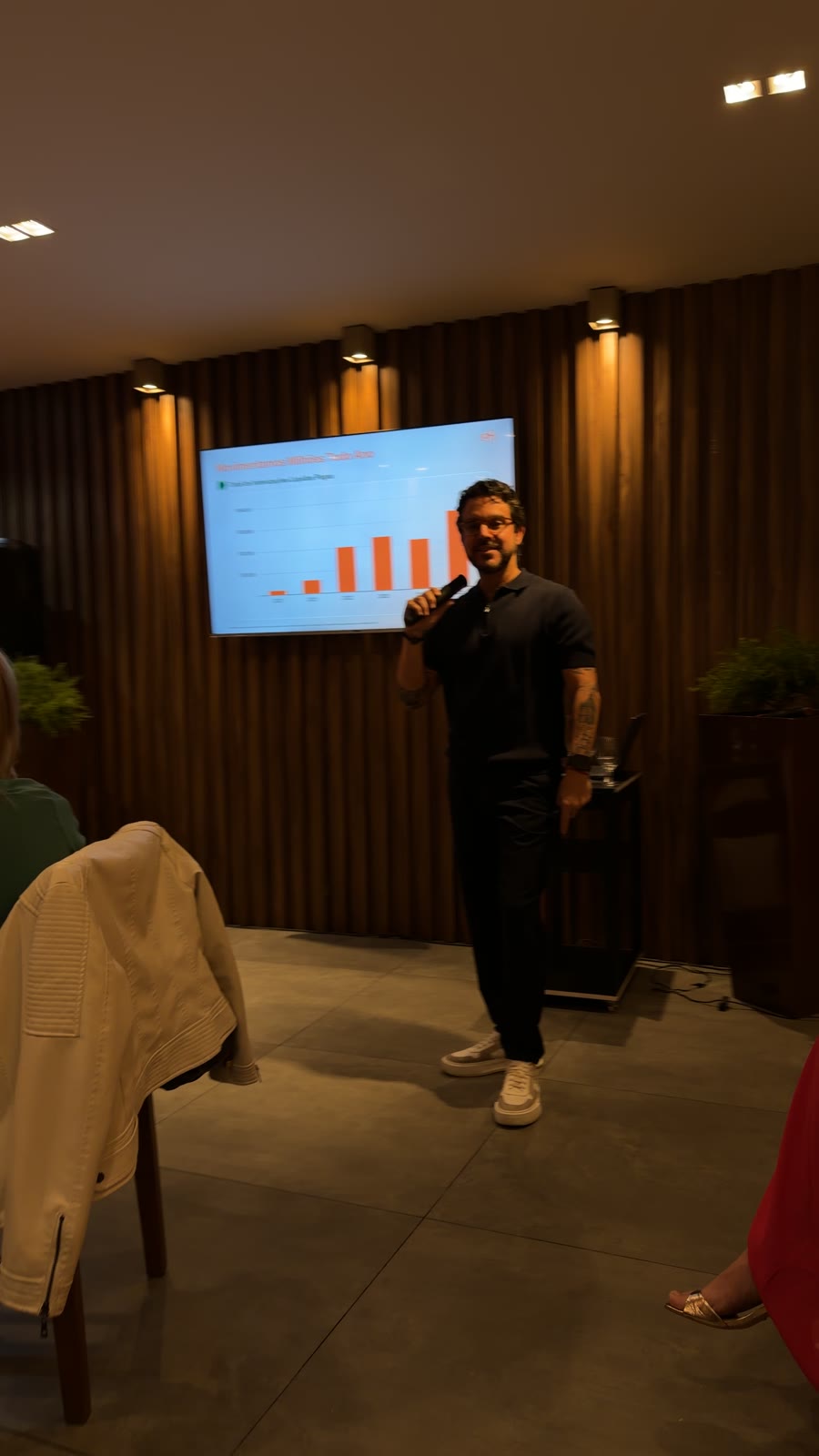 Apresentação para convidados sentados à mesa no El Vinos Gastrowine, em Curitiba