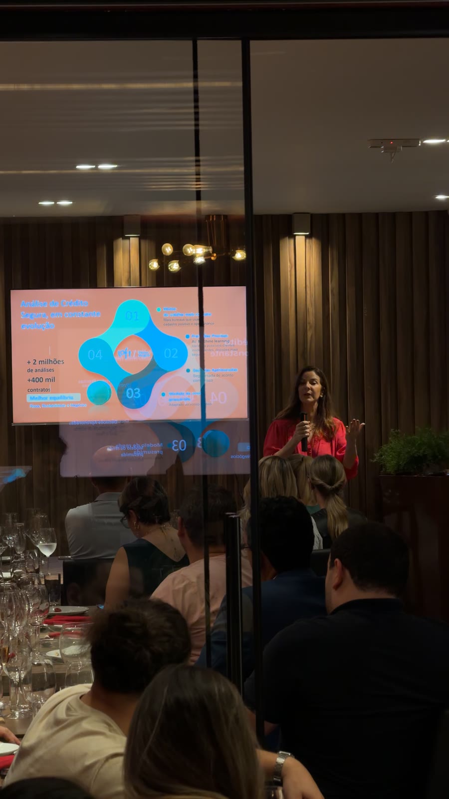 Salão do El Vinos Gastrowine com convidados durante apresentação corporativa em Curitiba