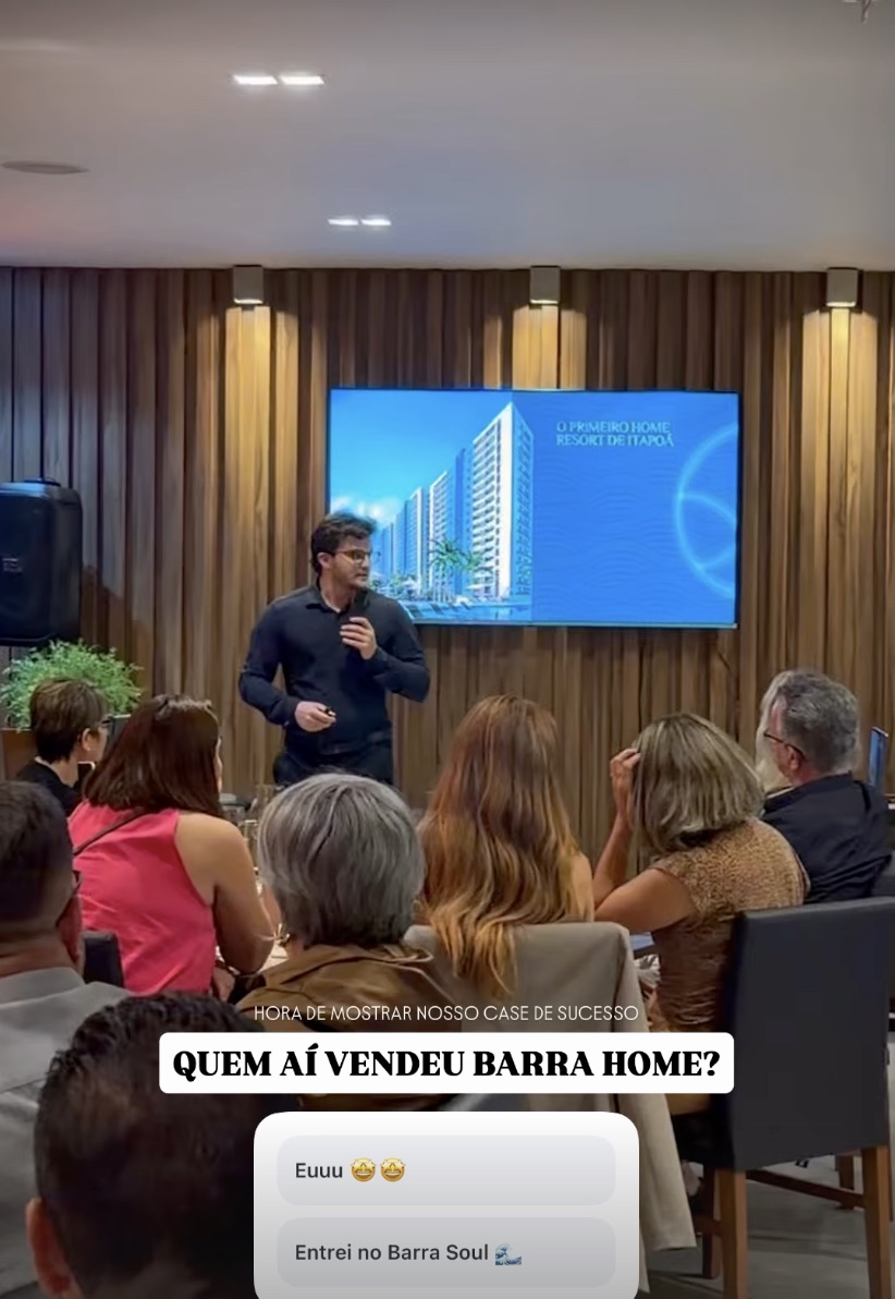 Plateia acompanha apresentação no telão durante evento corporativo no El Vinos Gastrowine, em Curitiba